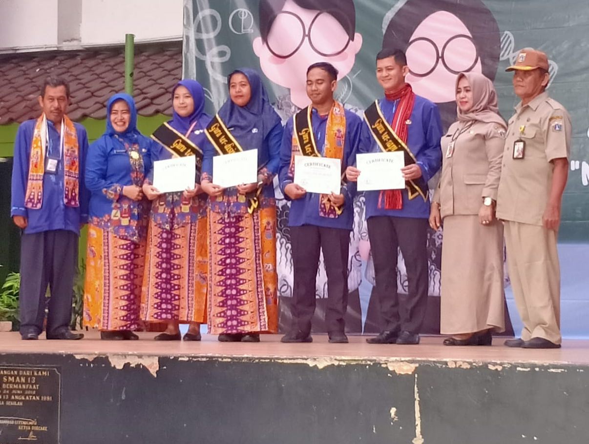 Siswa SMA Negeri 13 Jakarta membawa piala kejuaraan