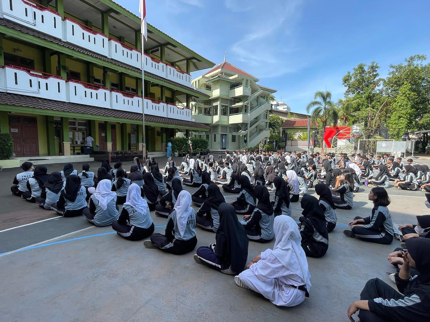 Siswa beraktivitas bersama di lapangan sekolah