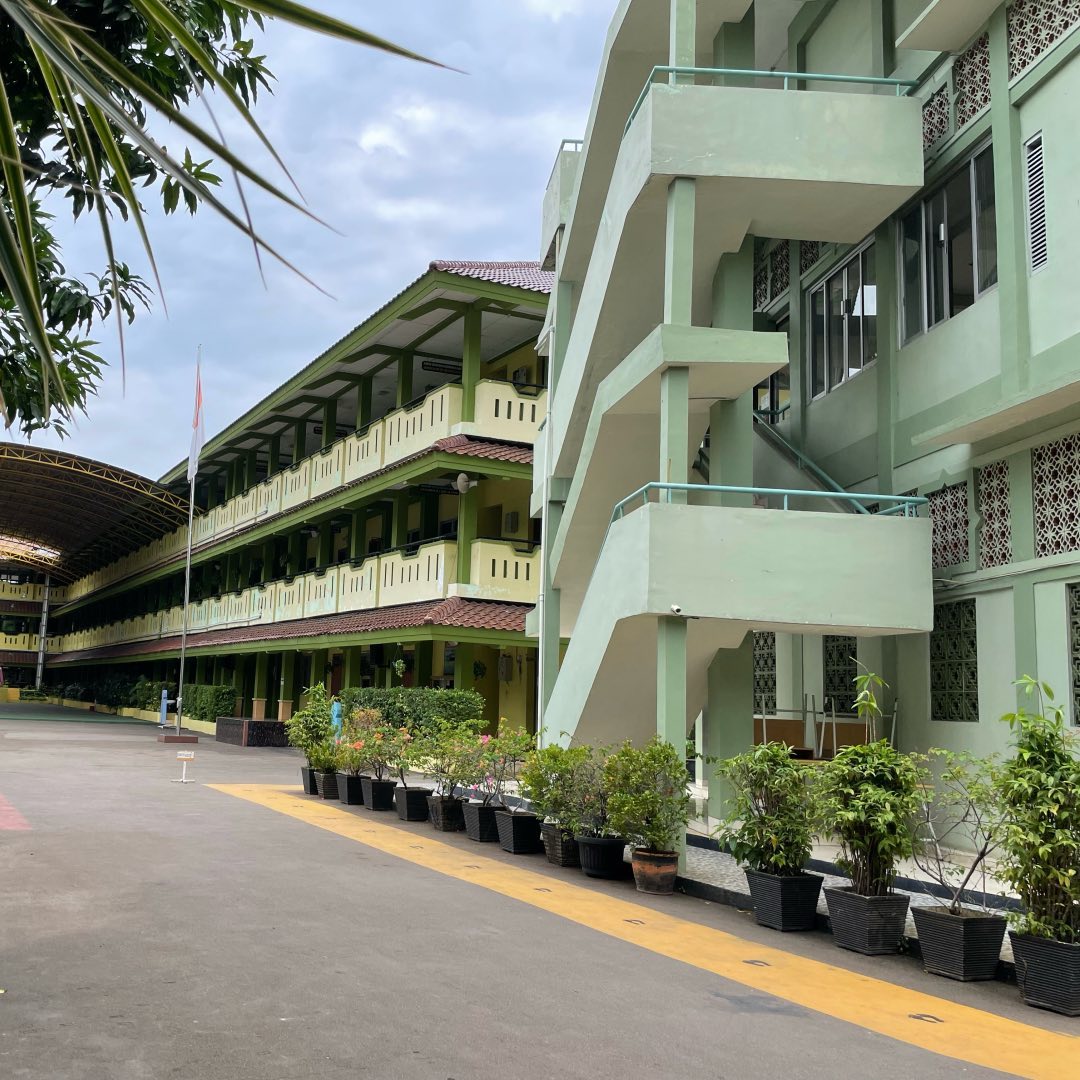Gedung SMA Negeri 13 Jakarta dilihat dari halaman depan