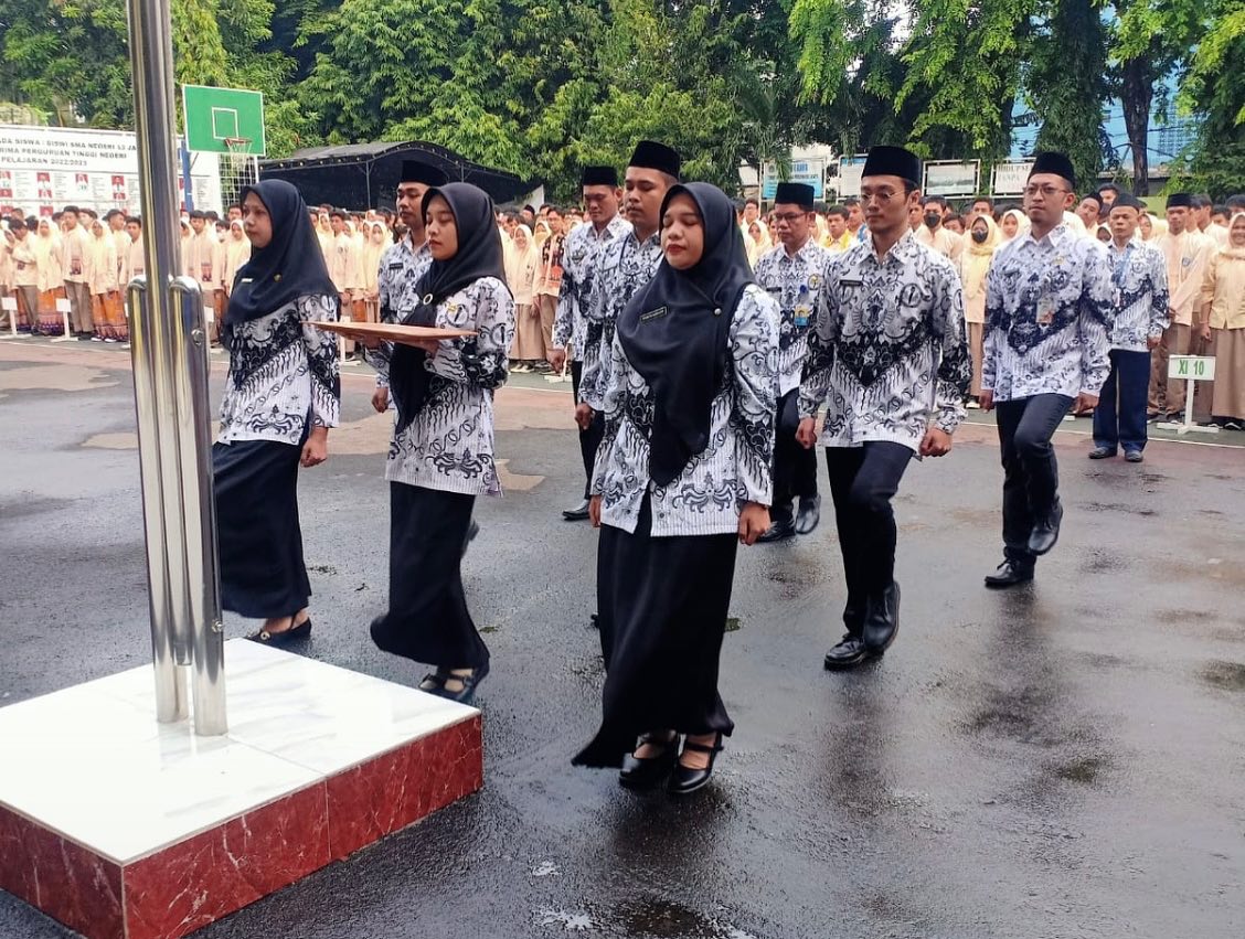 Upacara bendera di lapangan SMA Negeri 13 Jakarta